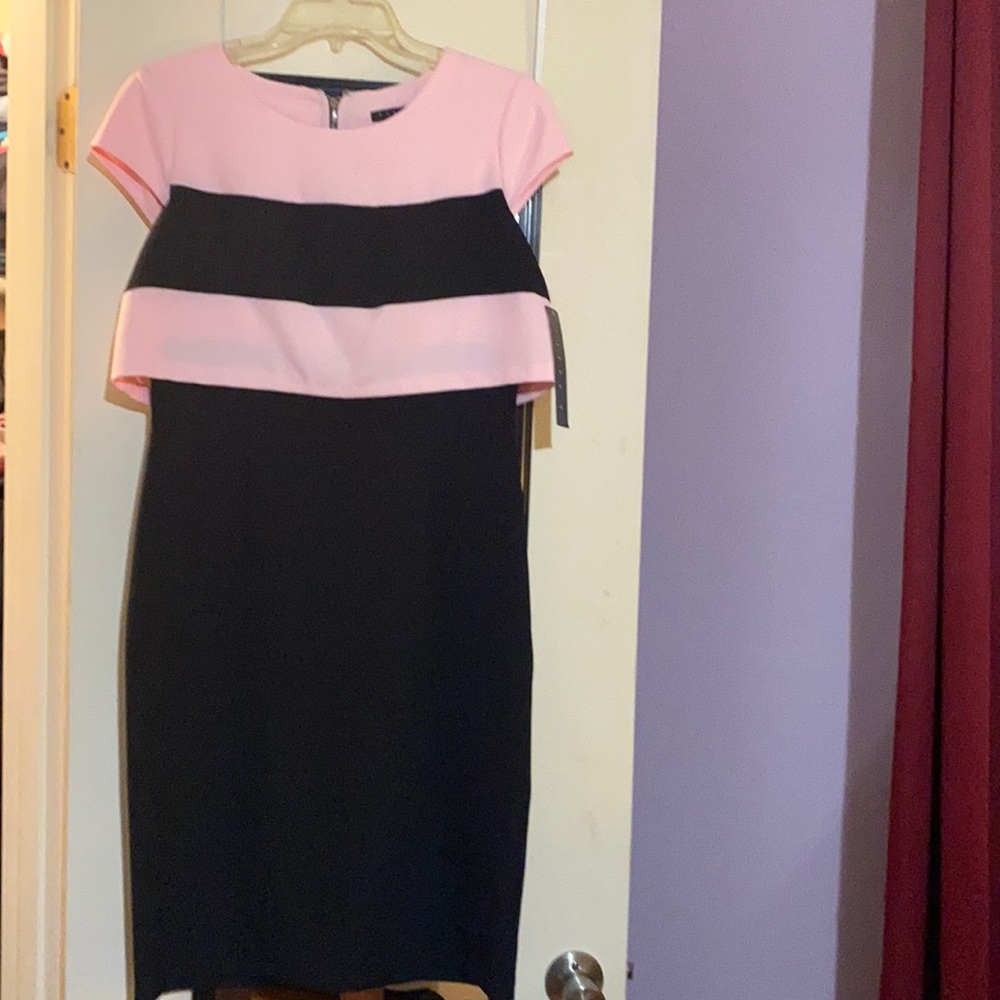 A beautiful black/ pink dress with short sleeve.